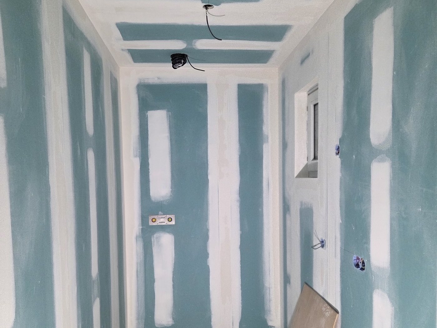Appartement Bandol · couloir placo posé, bandes en cours de traitement