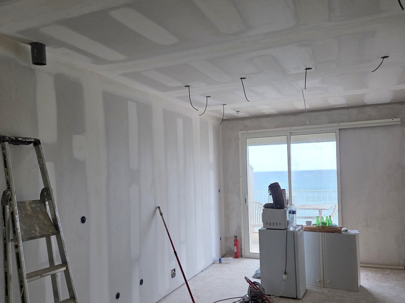 Appartement Bandol · salon en cours de plaquisterie, isolation laine de verre