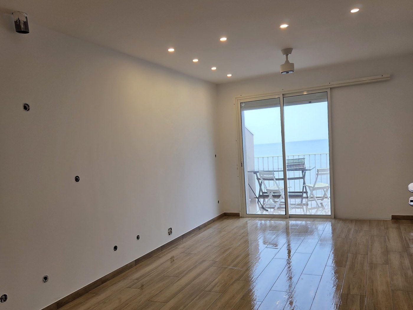 Appartement Bandol · salon fini vue mer, spots encastrés et parquet