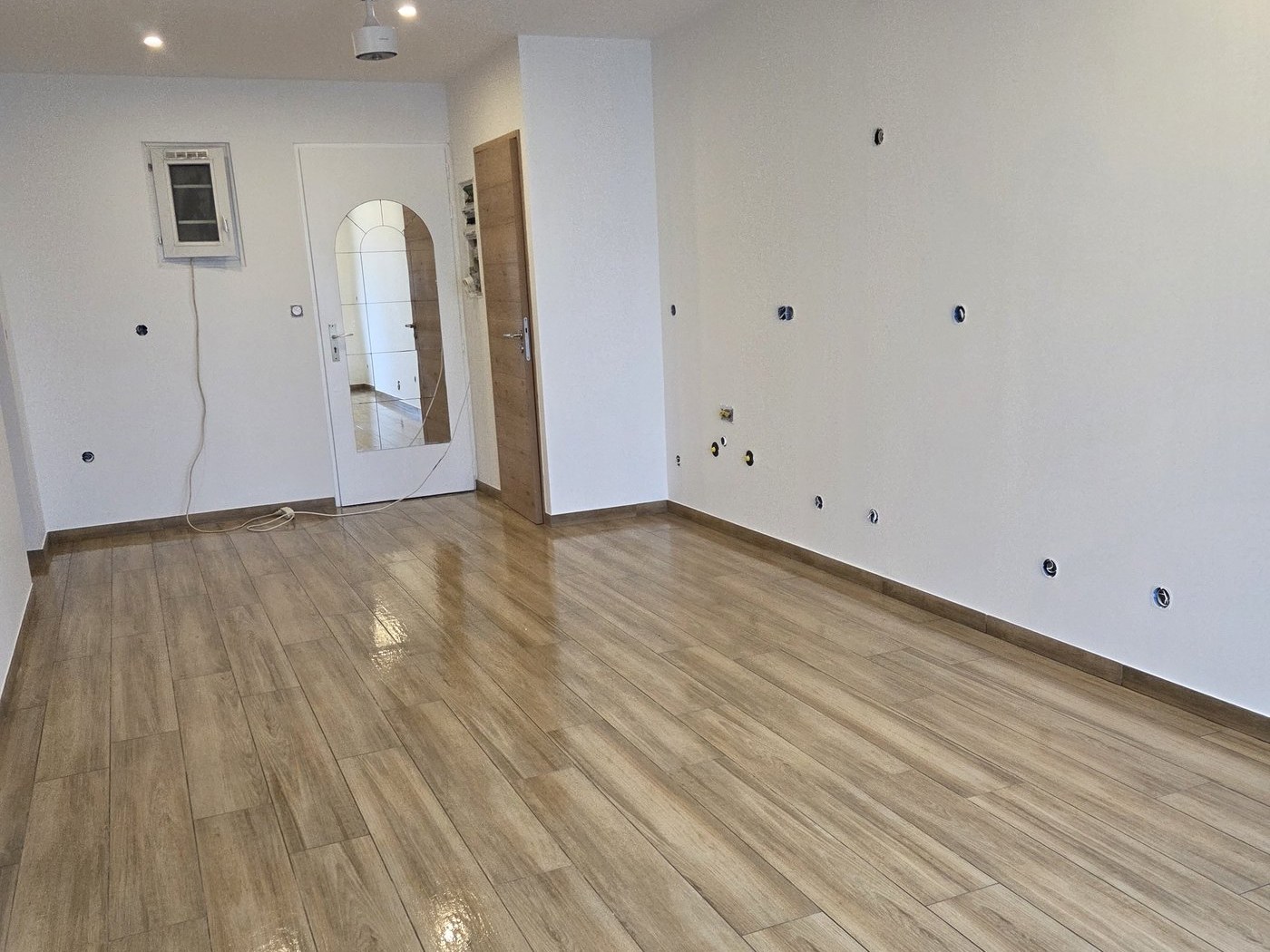 Appartement Bandol · séjour fini vue entrée, parquet et porte chêne