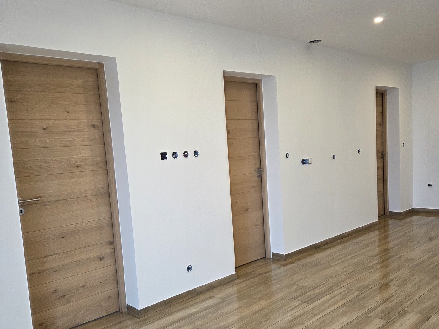 Appartement Bandol · couloir avec 3 portes chêne fin de chantier posées