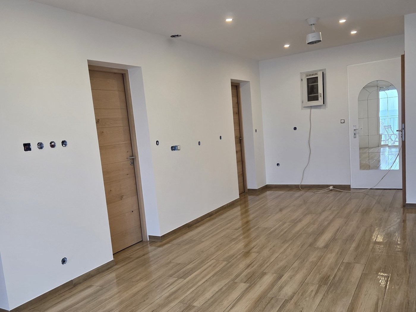 Appartement Bandol · séjour après rénovation, portes intérieures posées