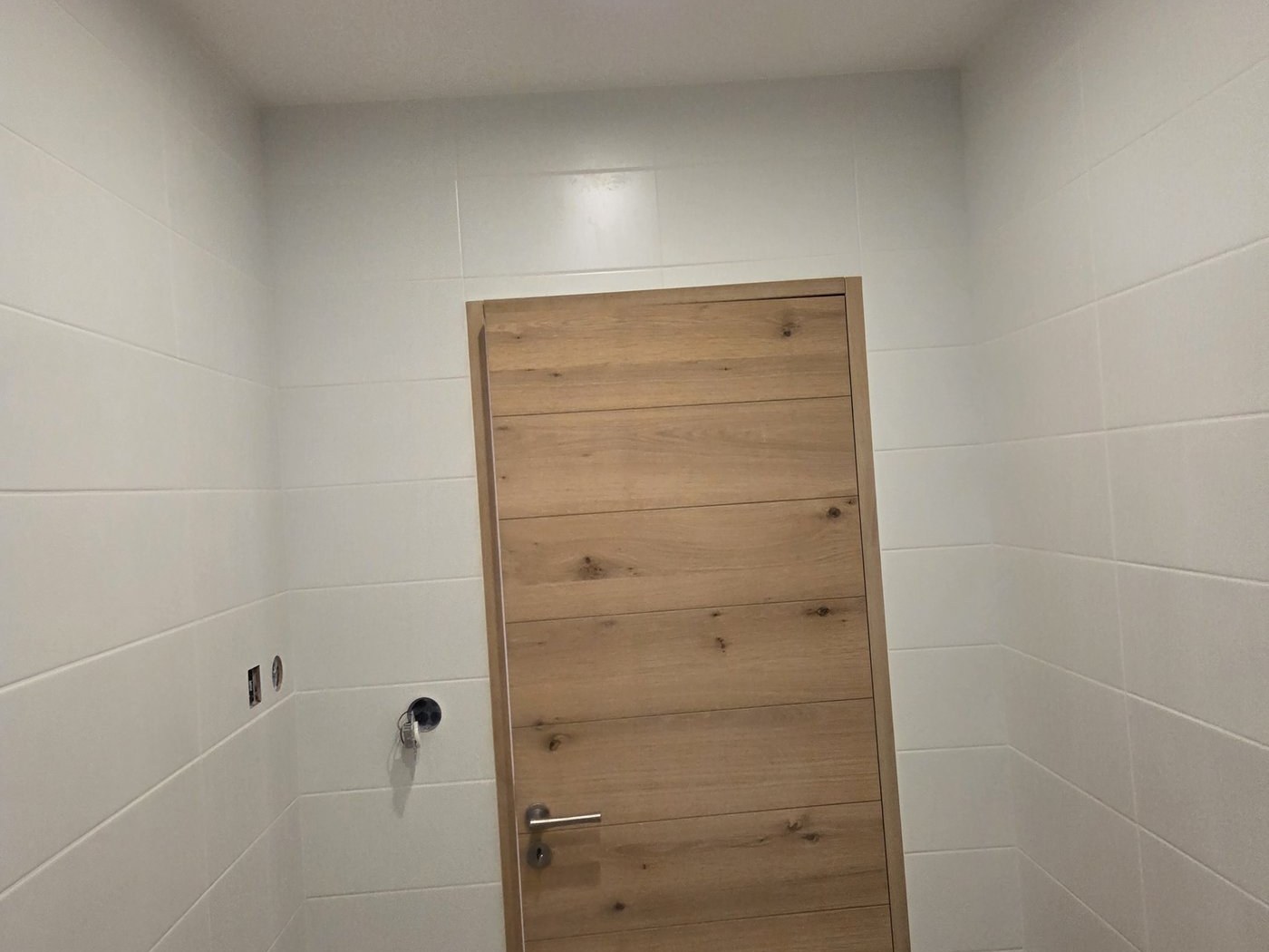 Appartement Bandol · salle d'eau carrelage blanc et porte chêne