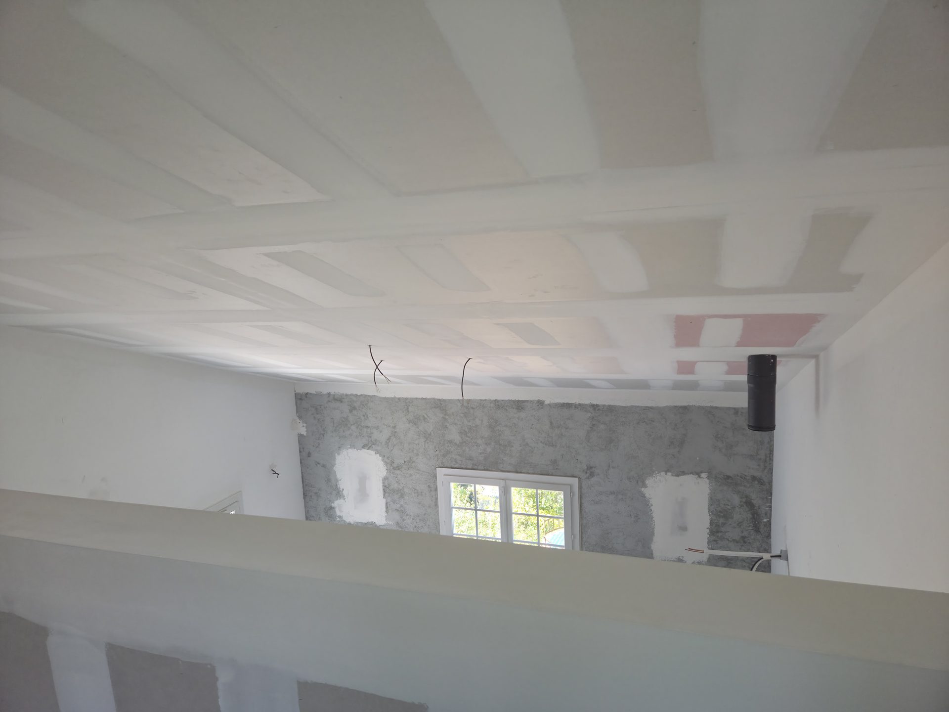 Mezzanine à Cabriès, plafond sous comble traité et habillage du conduit de poêle