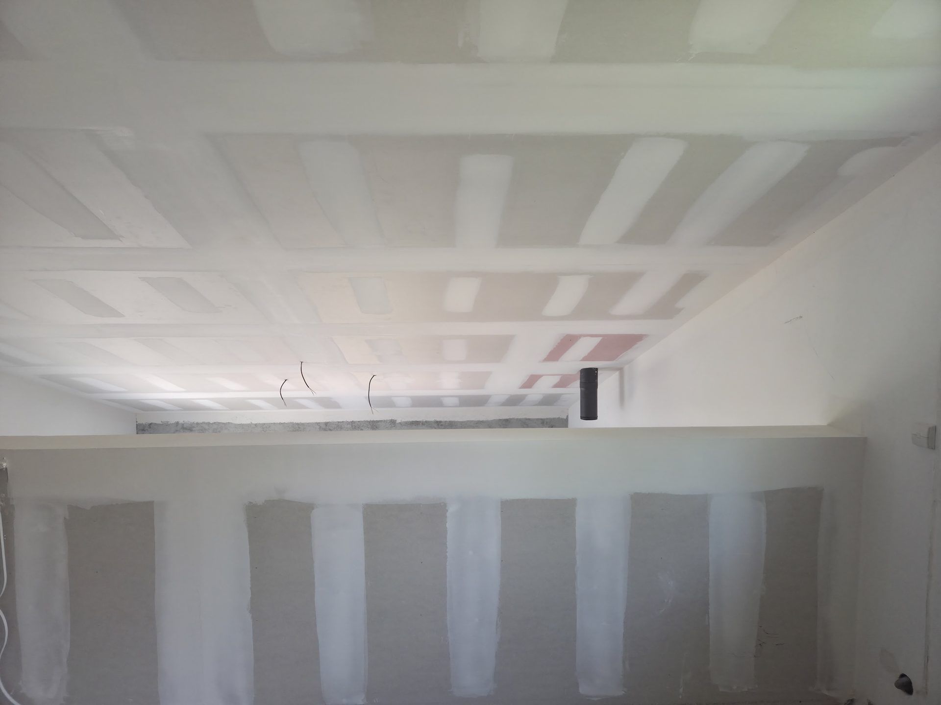Mezzanine à Cabriès avec plafond rampant sous toiture en placo, conduit habillé
