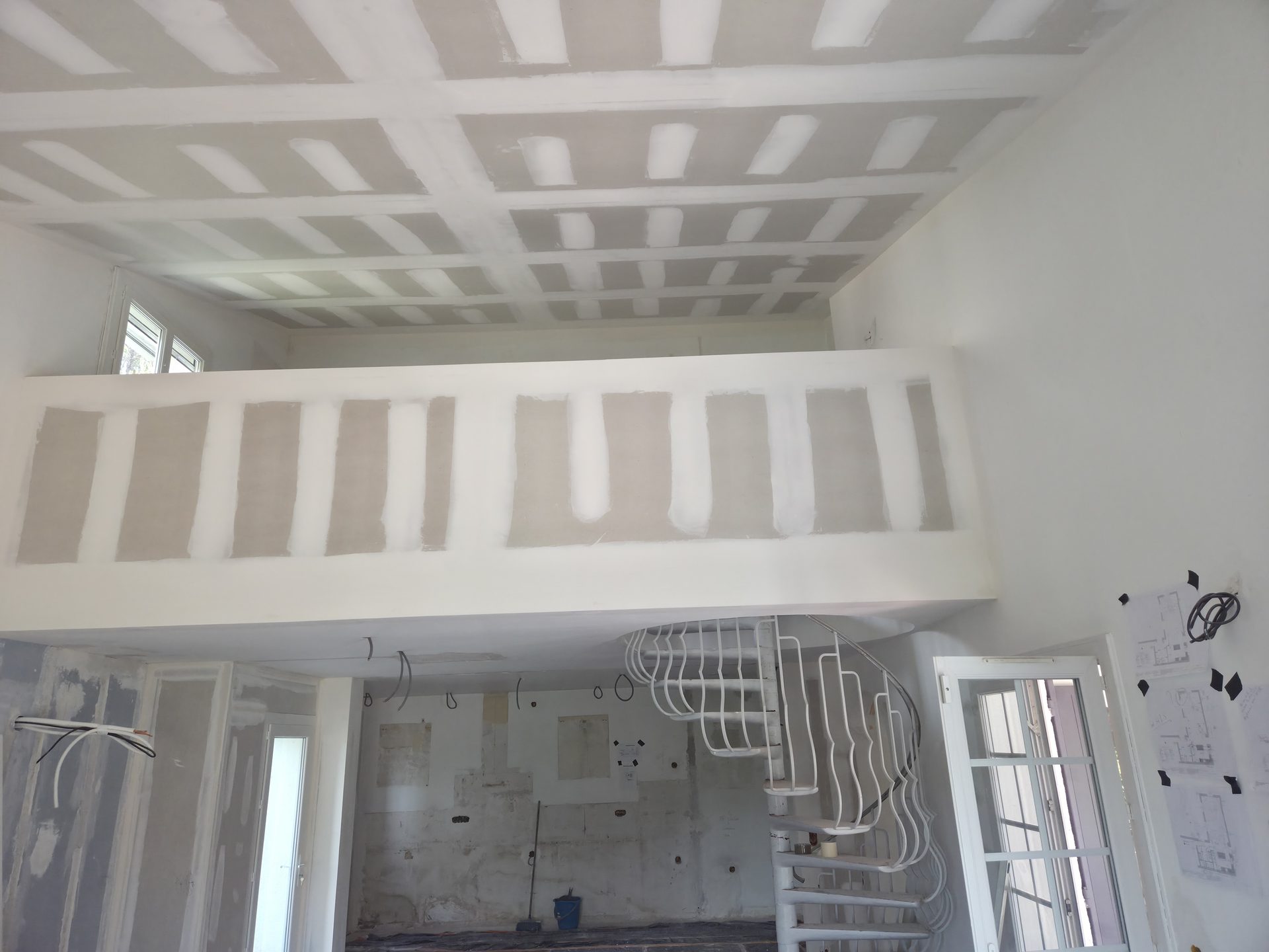 Séjour cathédrale à Cabriès avec mezzanine placo et faux-plafond, bandes et joints traités