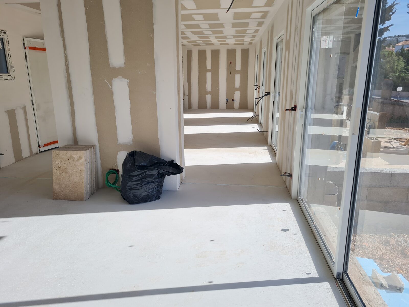 Ossature métallique d'un couloir de villa neuve dans le Var
