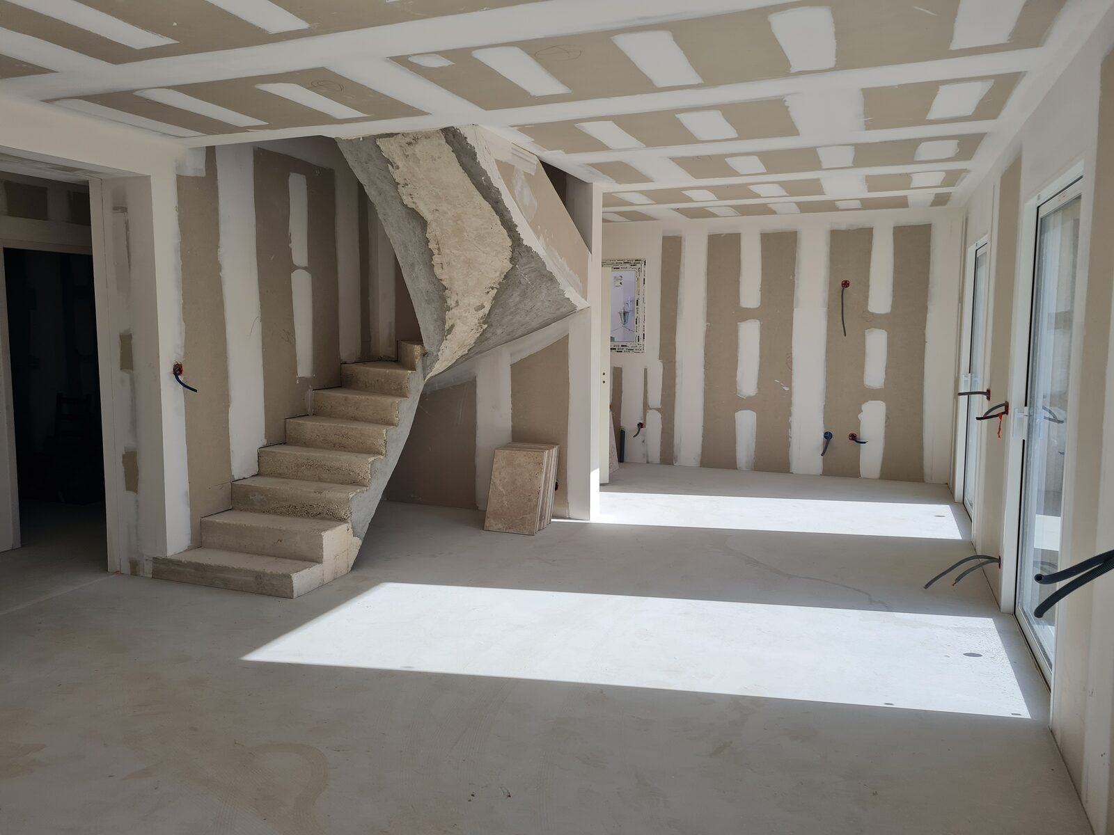 Pose d'ossature pour cloisons placo sur chantier neuf