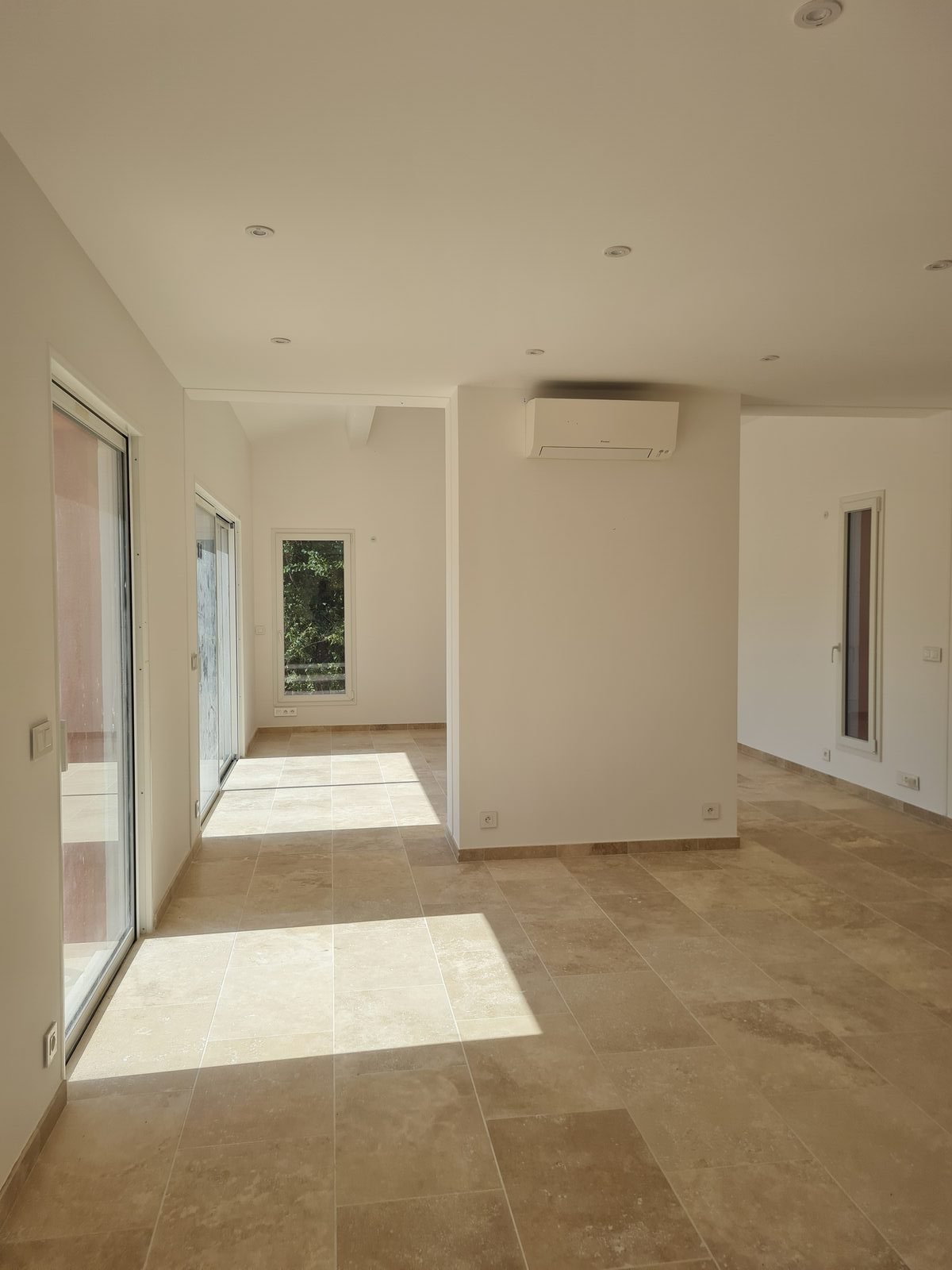 Entrée de villa rénovée avec sol en travertin
